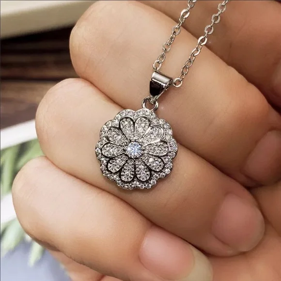 Beautiful Flower Luxury Silver Necklace - Picture 3 of 3